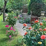 Le Clos Des Pierres Dorees Bed & Breakfast